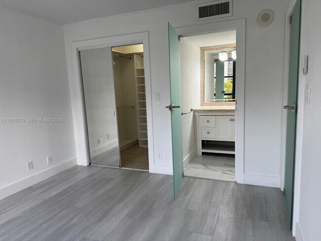 Building Photo - 17021 N Bay Rd