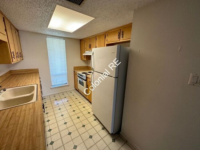 Building Photo - Spacious 3 bedroom 2 bathroom townhouse for rent. Fireplace in living area, washer/dryer hookups,...