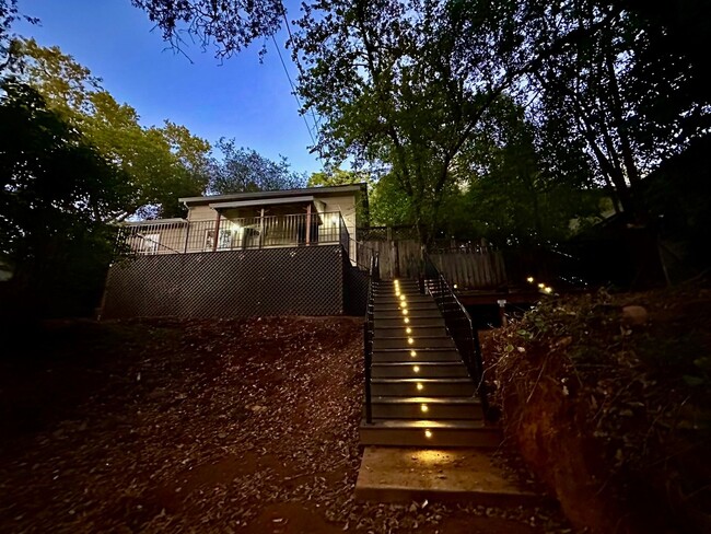 Building Photo - 326 Chamberlain Ave