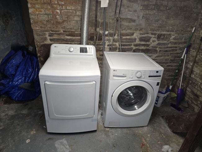 LAUNDRY AREA - 95 Vesey St
