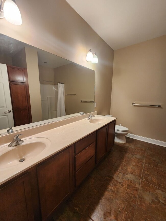 Building Photo - Beautiful Condo-Downtown Hendersonville, NC