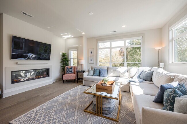 Building Photo - Luxury Living with amazing views!