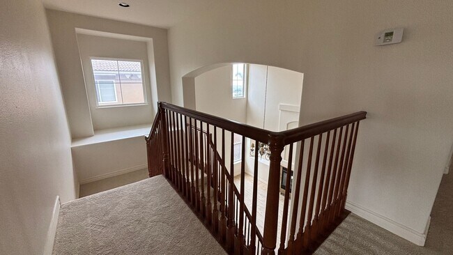 Building Photo - Large lovely home with amazing views!