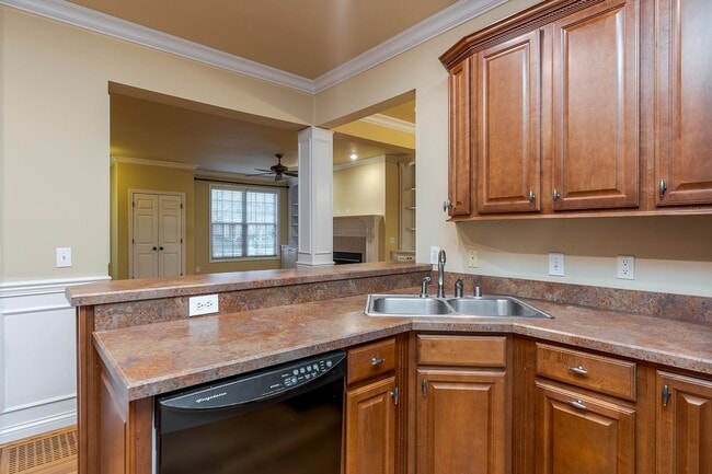 Building Photo - Beautiful Townhome located in the highly desirable Beaumont neighborhood of Lexington.