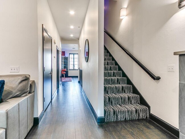 Building Photo - 115 NE 3rd St