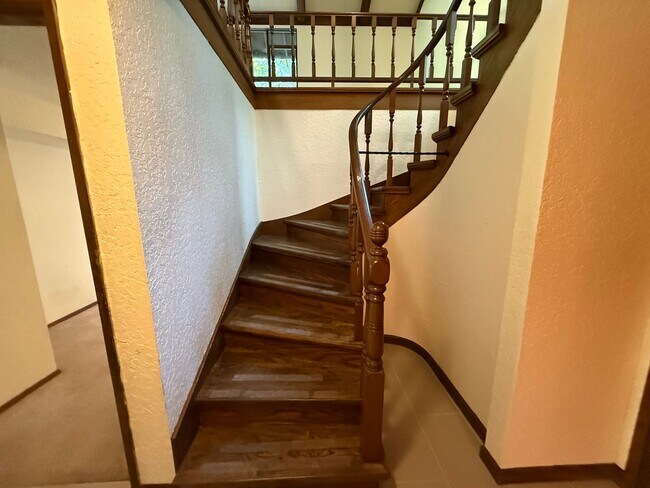 Building Photo - 3 Bed 2.5 Bath in the Heart of Bellevue