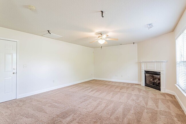 Building Photo - Home with Gorgeous Mountain Views!