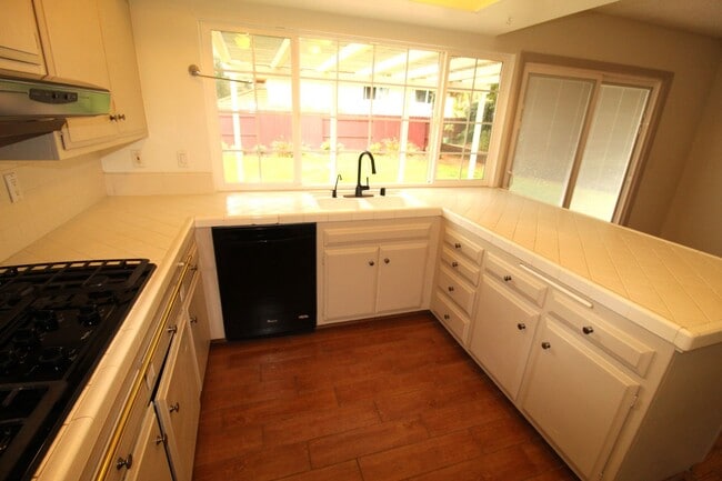 Building Photo - Spacious Corner Lot Home in Desirable Vent...