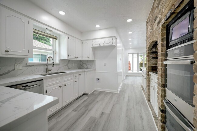 Building Photo - 9807 Braewick Dr