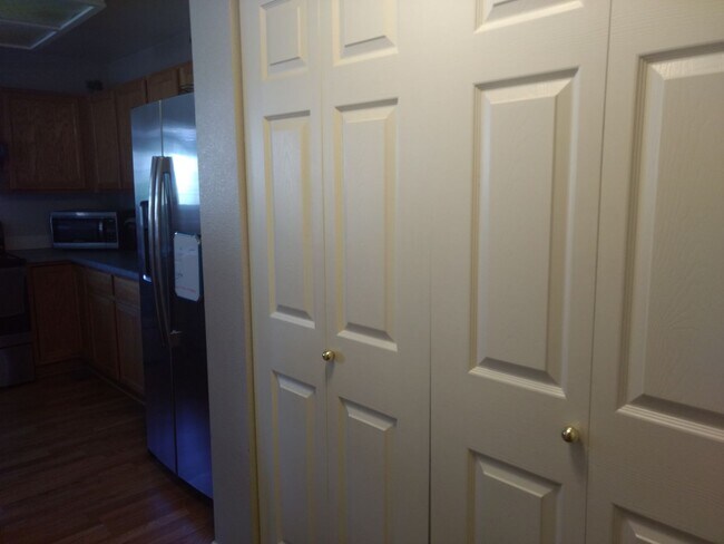 Building Photo - Beautiful 3B/2.5B Home in Ridge Crest Neighborhood - Ready for Move-in