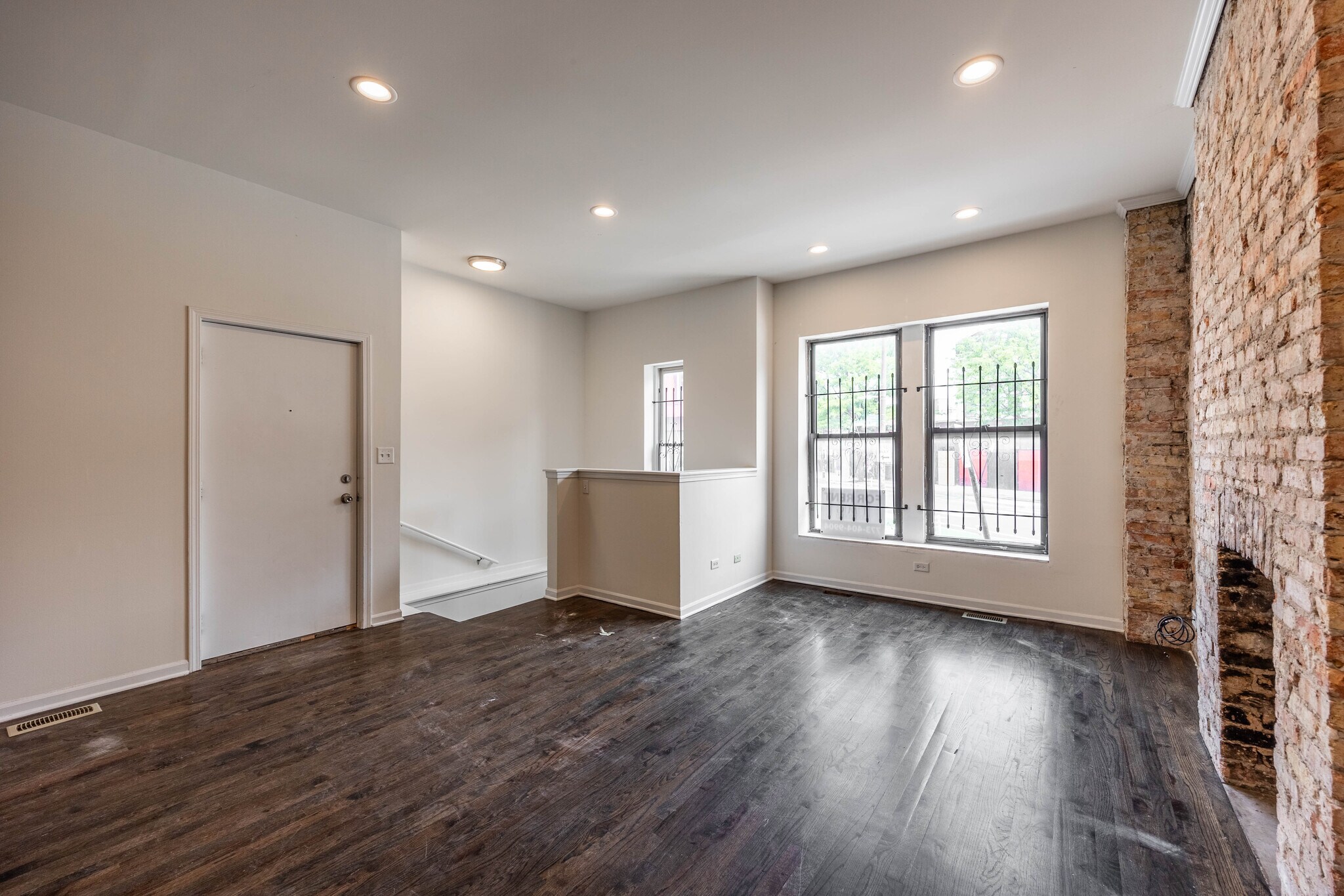 Building Photo - 2833 W Medill Ave