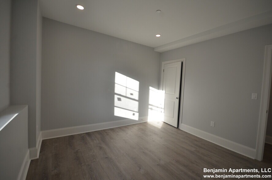 Building Photo - 120 Kenrick St