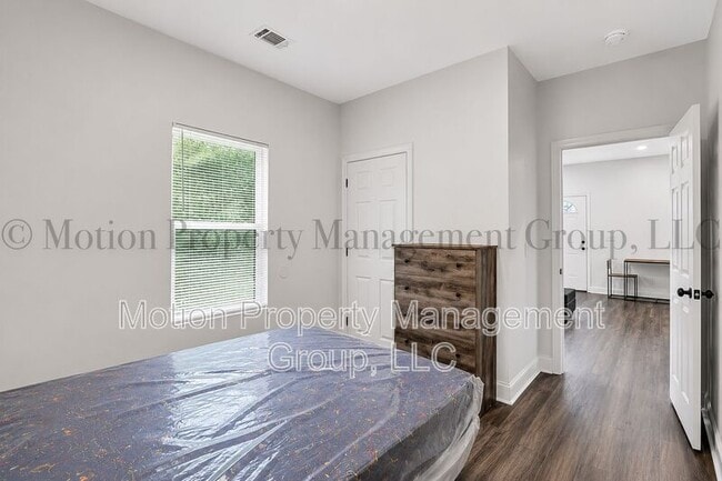 Building Photo - 702 Carmen Ave