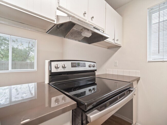 Building Photo - ONE BEDROOM IN DESIRABLE MILLWOOD NEIGHBOR...