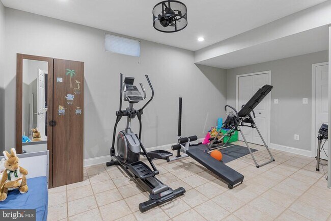 Building Photo - 15292 Golf View Dr