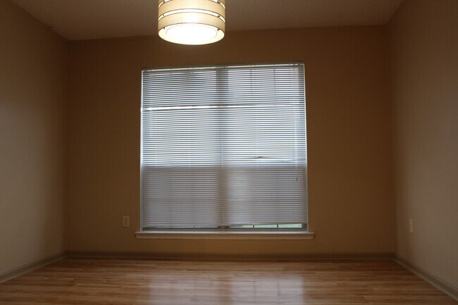 Building Photo - 504 Bedford Ct