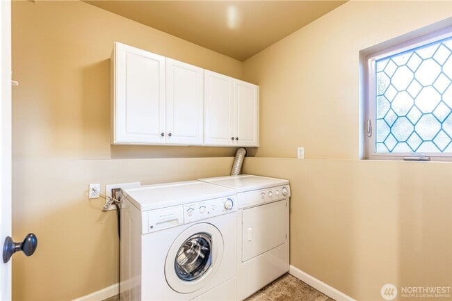 Building Photo - 2bd/2.5ba Seattle Townhome