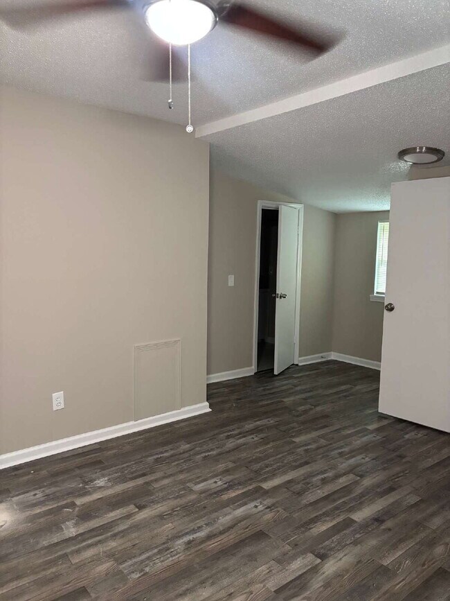 Building Photo - "Charming 3-Bedroom Retreat on Suncrest Drive with Gleaming Hardwood Floors!"