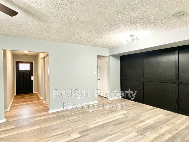 Building Photo - 1449 Longdale Dr