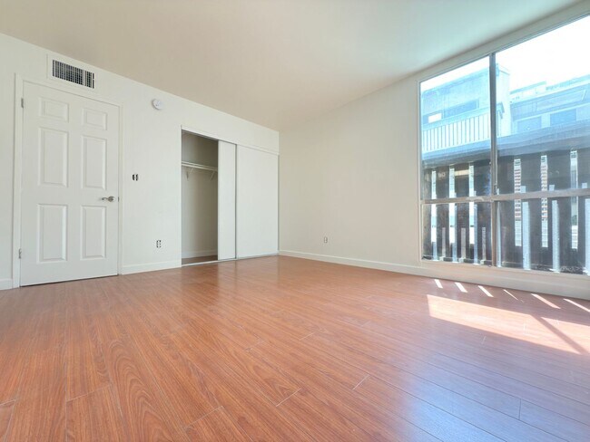 Building Photo - Spacious 3Bd/ 2Br in Canoga Park!