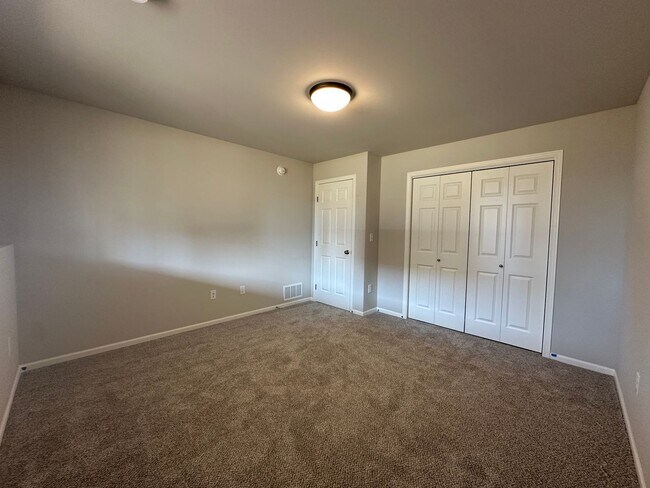 Building Photo - 4-Bedroom, 2-Bathroom Twin Home in South Fargo!