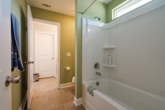 Building Photo - Spacious 4 Bed, 4 Bath Home in HOA Community