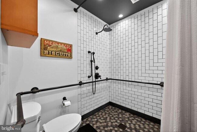 Building Photo - 2100 E Dauphin St