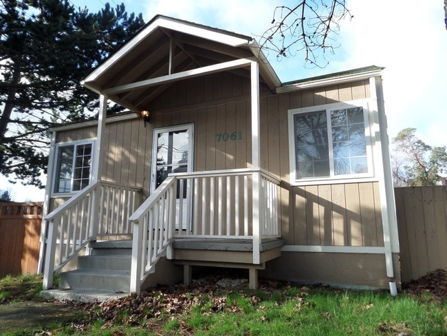 Primary Photo - Super Cute & Renovated 3-Bedroom Cottage i...
