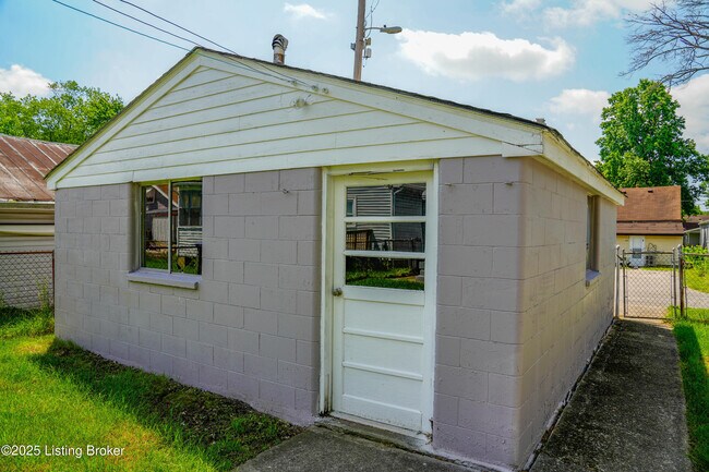Building Photo - 808 Beecher St