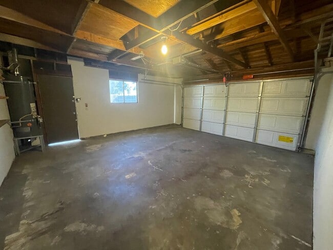 Building Photo - Single story located in East Modesto neighborhood!