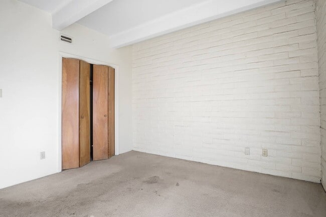 Building Photo - 500 NE 15th St