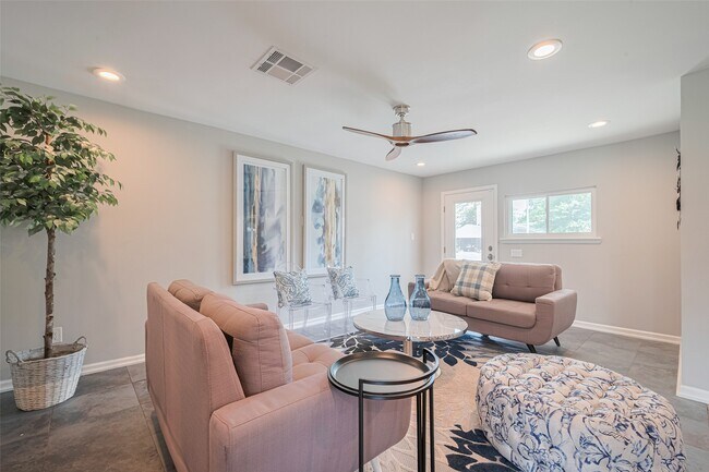 Building Photo - 5123 Saxon Dr