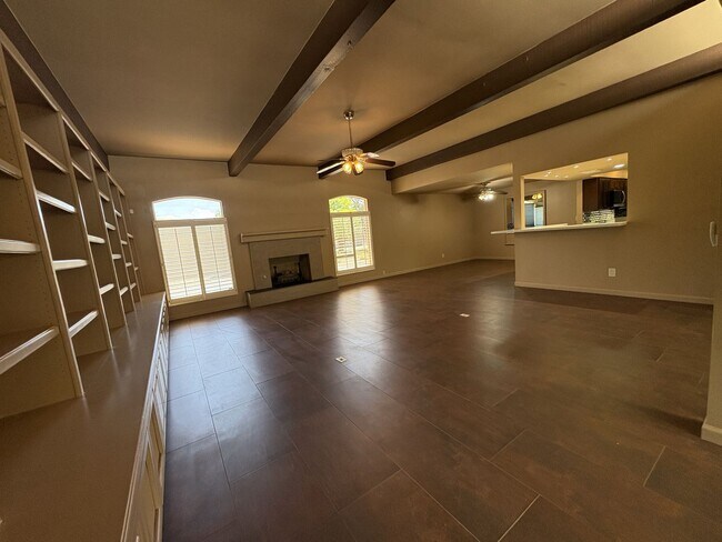 Building Photo - Highly sought community of Colonia Verde