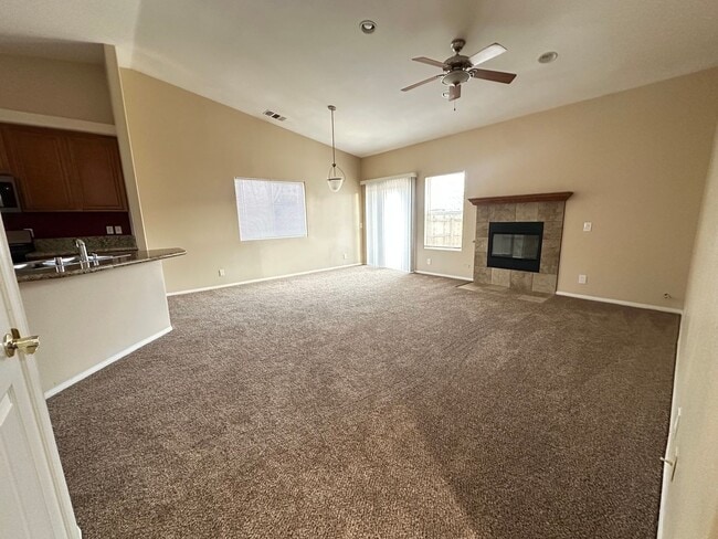 Building Photo - 3 Bedroom home in the beloved Joshua Tree area