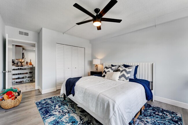 Building Photo - 400 Kings Point Dr