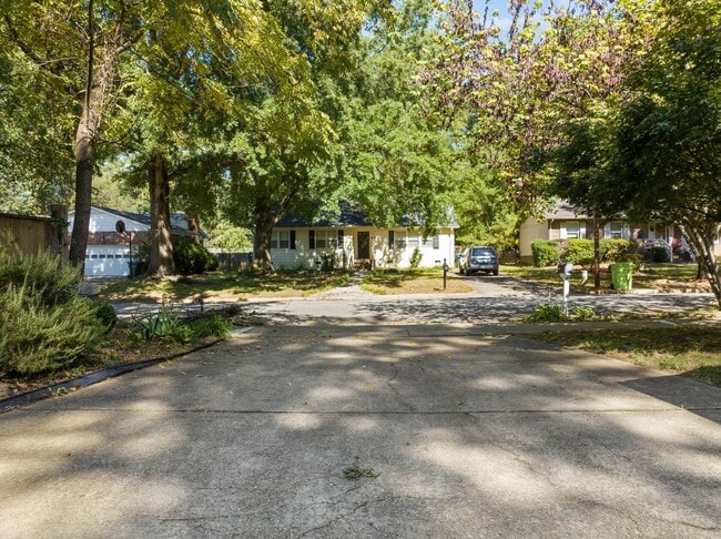 Building Photo - Gorgeous 3 Bedroom Ranch in North Raleigh, updated, pet friendly, fenced-in yard!