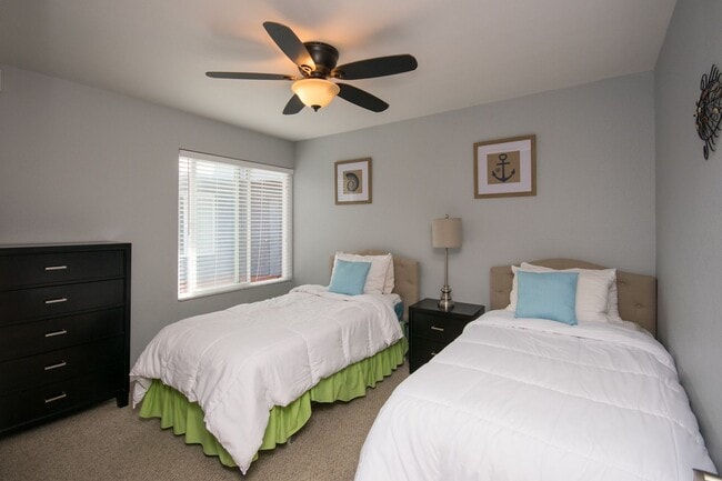 Building Photo - 2 Bed & 2 Bath Beach Condo with ocean view!