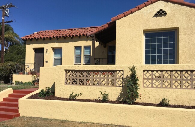 Building Photo - Charming Corner Unit One Bedroom! Large Pa...