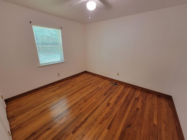 Building Photo - 1526 Highland Dr