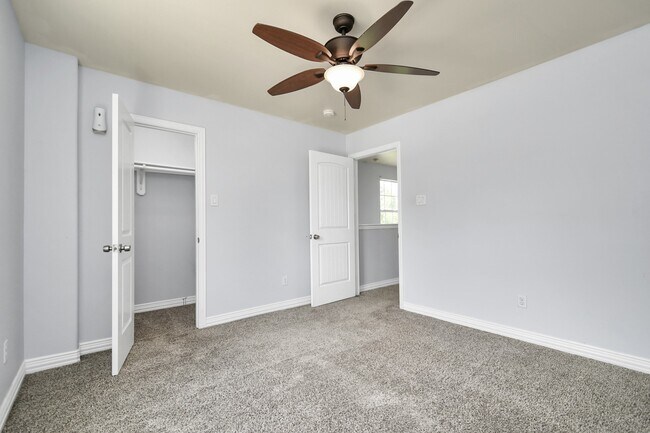 Building Photo - 10022 Raymondville Rd