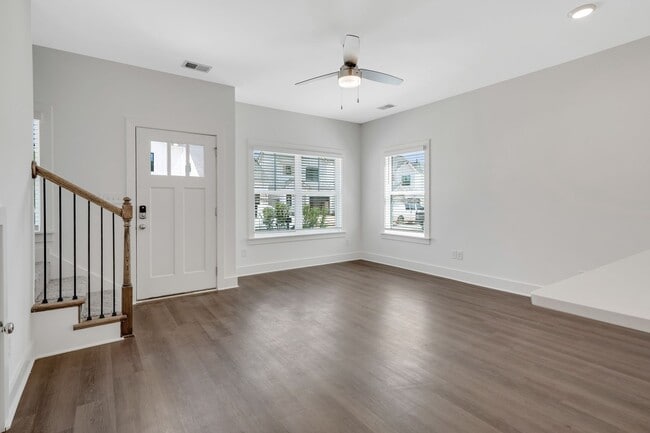 Building Photo - 2 Bedroom Home with Bonus Office/Flex Space!