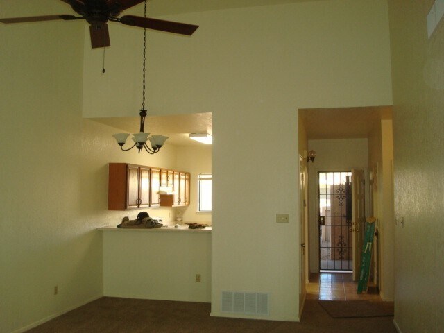 Building Photo - Cute Townhouse in Excellent Location