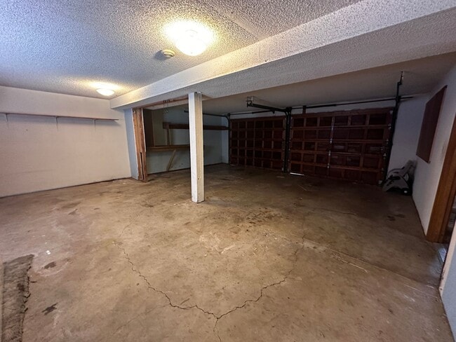 Building Photo - *COMING SOON* 3 Bedroom 2.5 bath Split level house