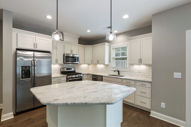 Building Photo - 126 Pinebranch Ct