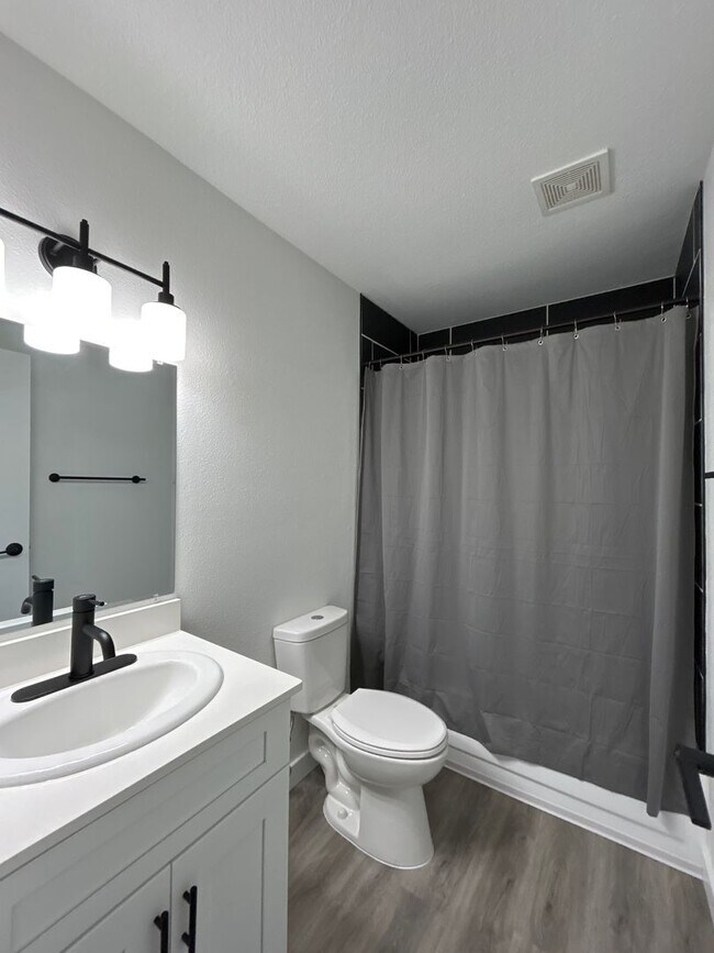 Building Photo - 5017 Birchwood Ln