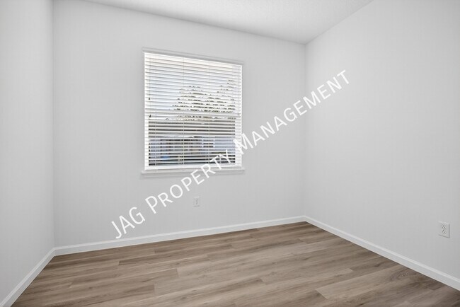 Building Photo - 813 Clifton Rd SE