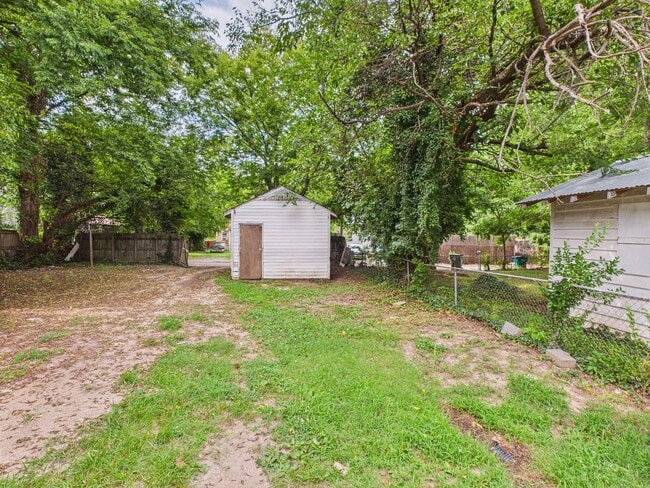 Building Photo - 3905 Larchmont Ln