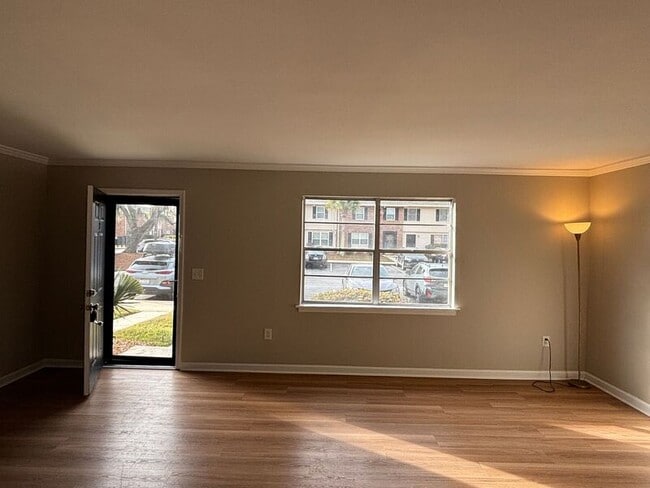 Building Photo - 415 Parkdale Dr