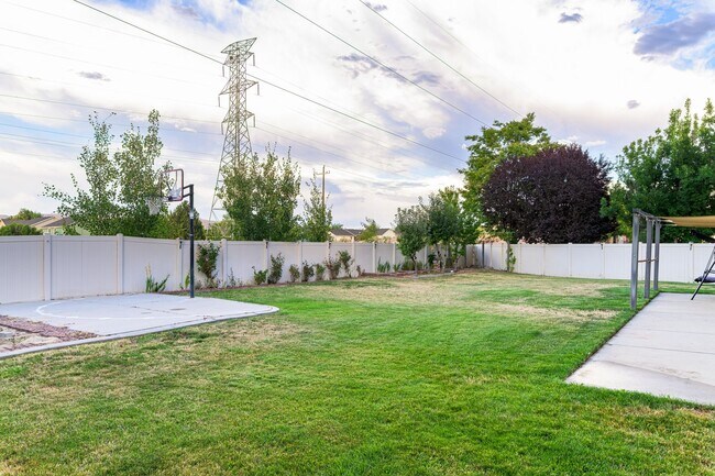 Building Photo - Private Oasis with Panoramic Mountain Views – 4 BR Plus Bonus Room / Office