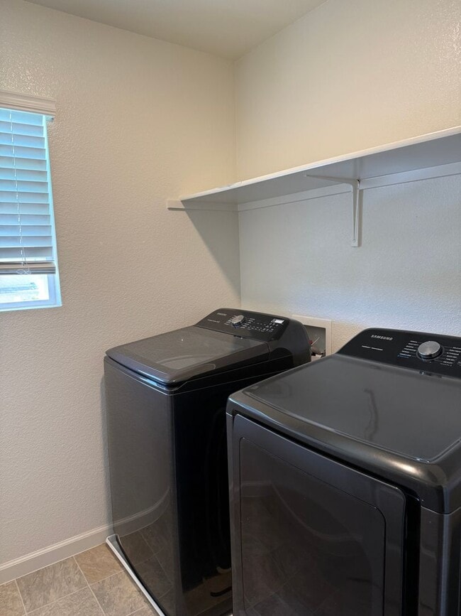 Building Photo - Beautiful 4 bed 2.5 bath in Sacramento!